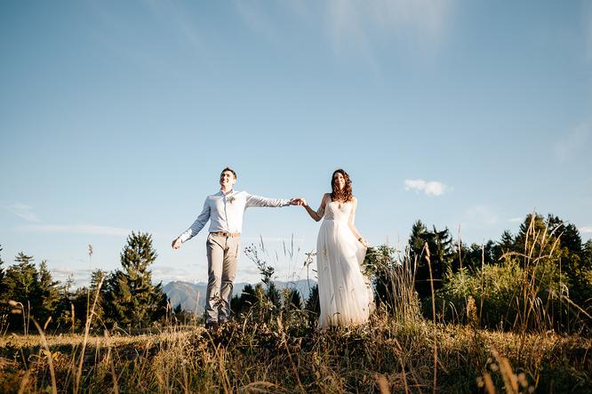 Hochzeitspaar in den Bergen 