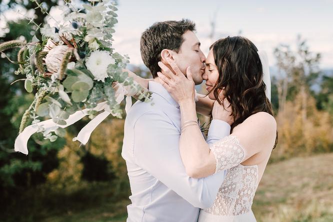 Hochzeitspaar Kuss auf Stirn
