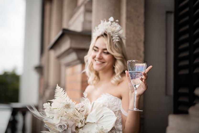 Braut feiert mit Champagner in München 