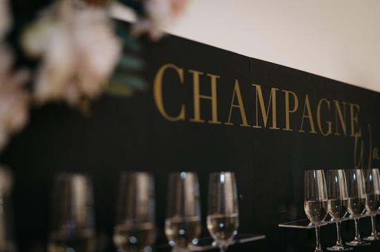 Champagner Wall von Inna Wiebe 