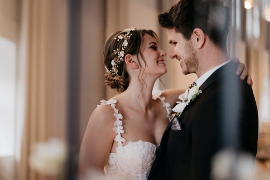 Hochzeitskuss bei freier Trauung im Schloss