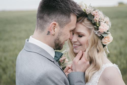 Hochzeitspaar mit Blumenkranz