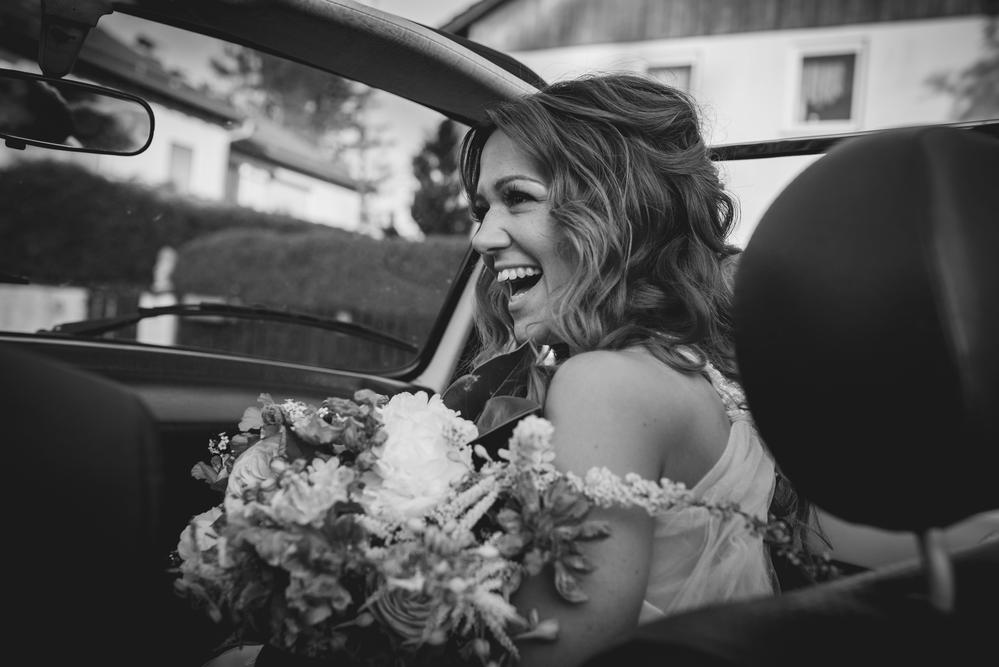 Braut im Hochzeitsauto VW Käfer 
